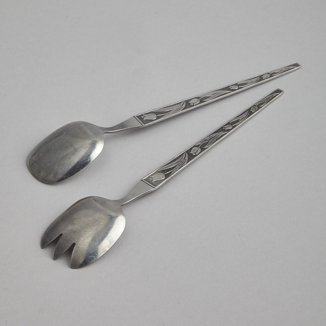 Salladsbestick med dekor av blommor