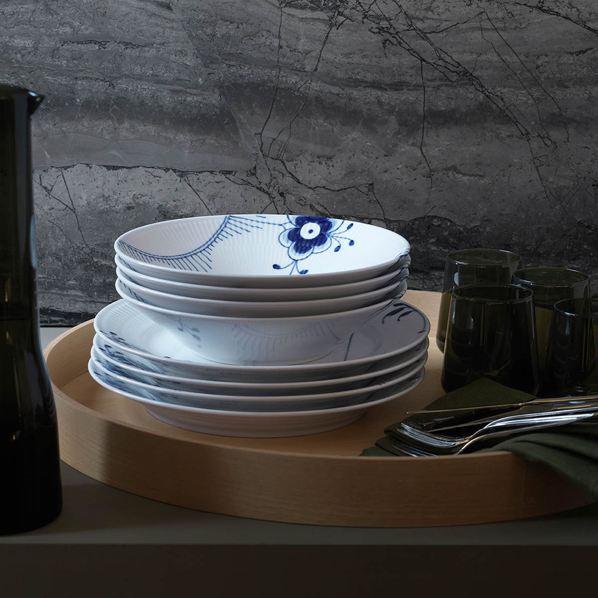 Blue Fluted Mega Tallrik djup 24 cm dekor 2