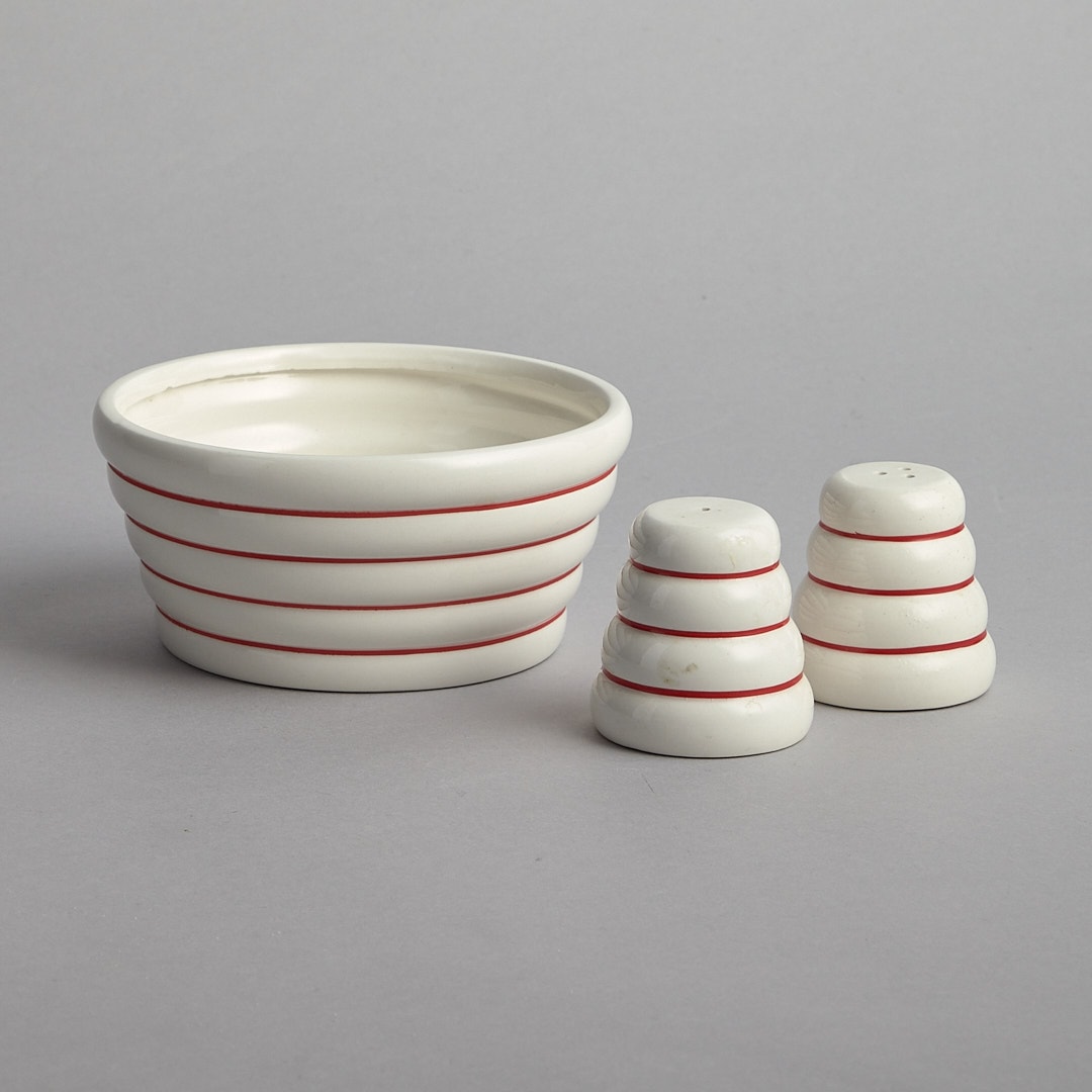 Rödrandig skål med tillhörande ströare