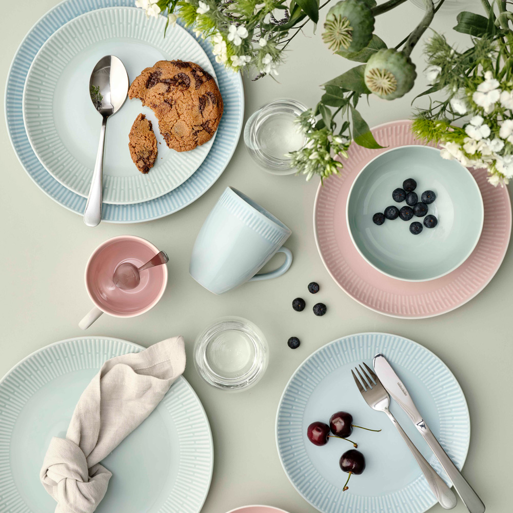 Relief Tallrik 27 cm Ljusbl&aring;