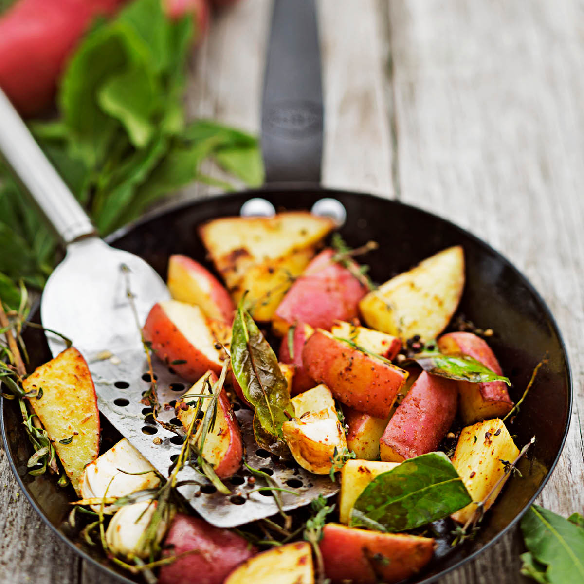 Stekspade med hål vinklad 31,5 cm