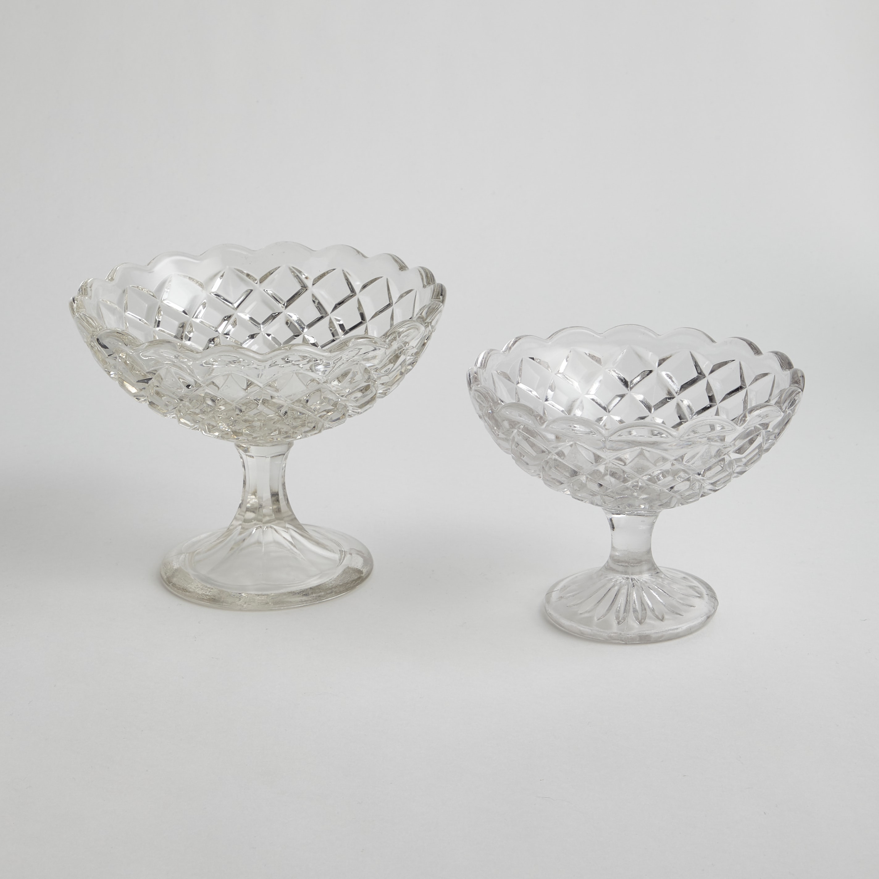 SÅLD Fat på fot i Pressglas 2 st