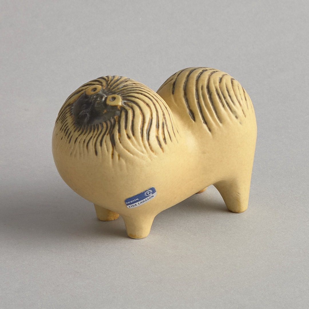 Gul Hund av Lisa Larson