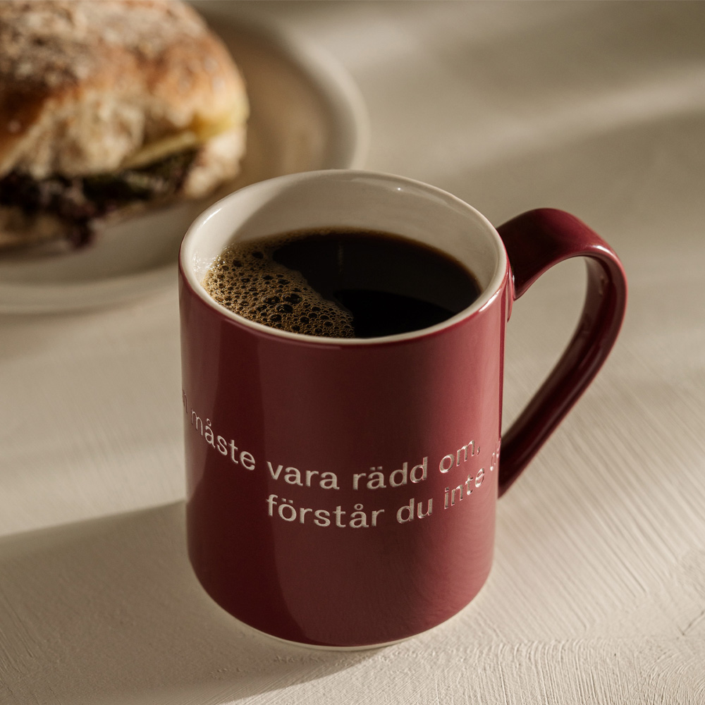 Astrid Lindgren Mugg Vinröd Livet är en sak