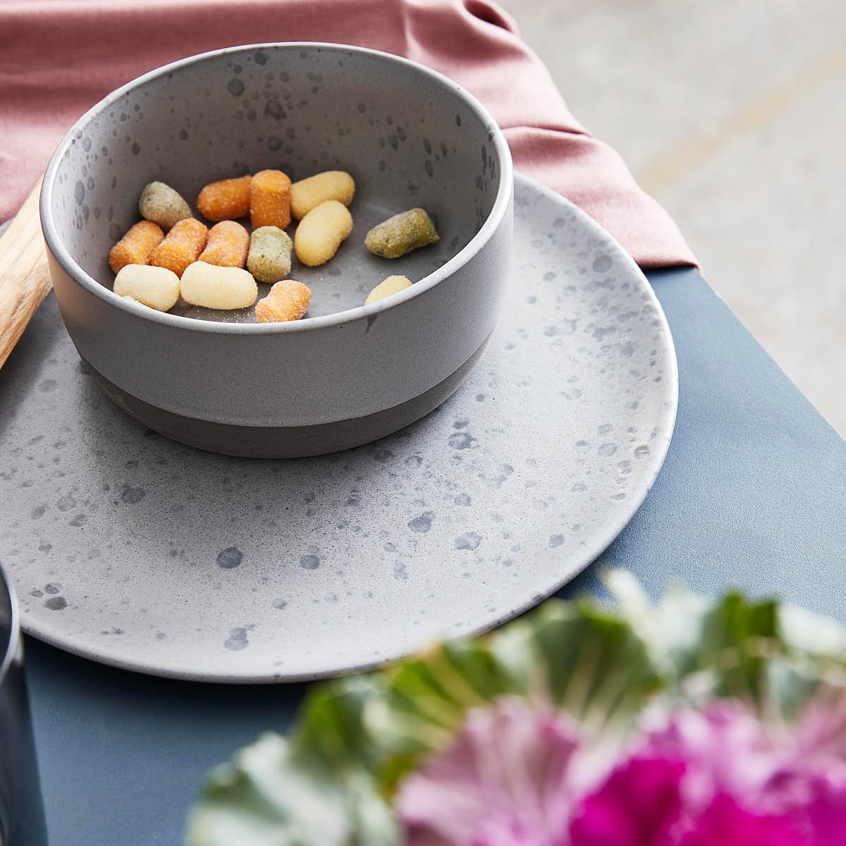 Raw Frukosttallrik 23 cm Gr&aring; Spotted