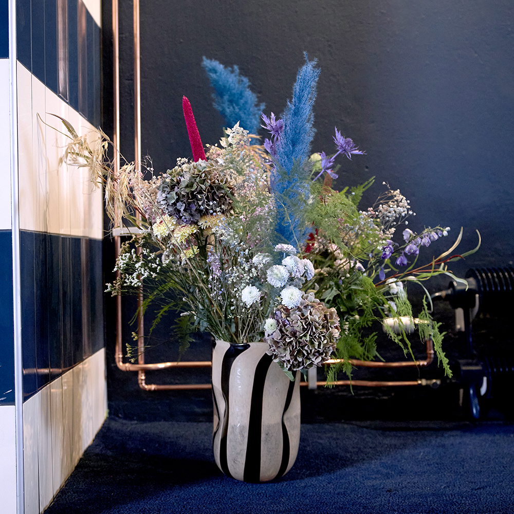 Curve Vas Curt 30 cm Beige/Svart Randig