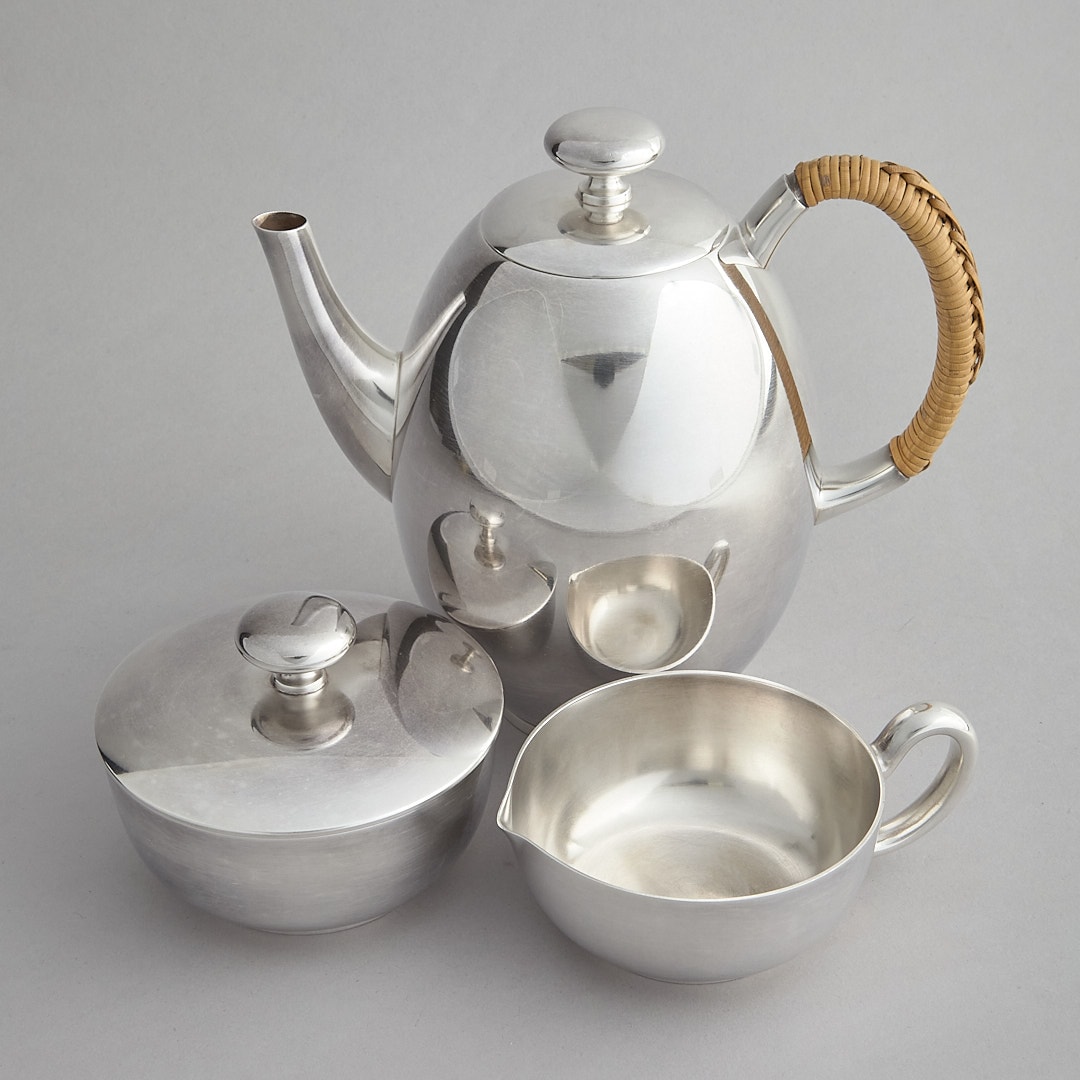 Kaffekanna, sockerskål och gräddkanna i ny silver