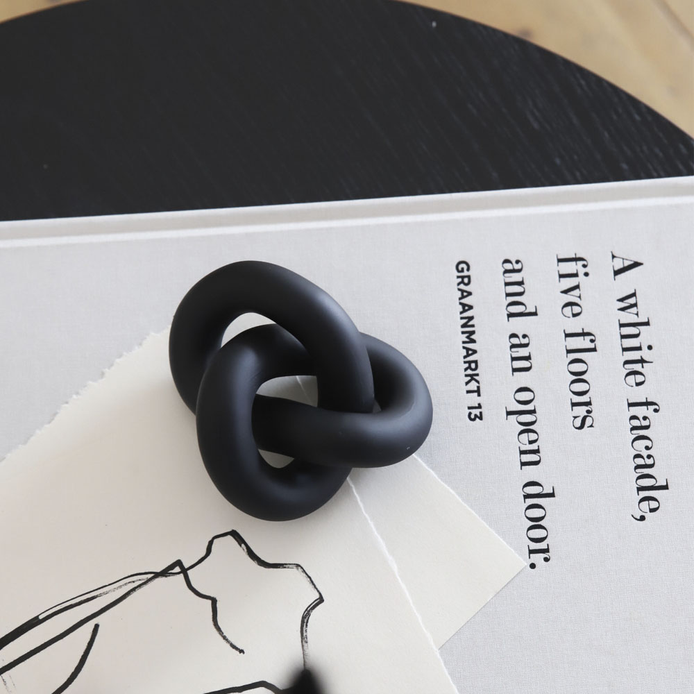 Knot Table Skulptur 6 x 11,5 x 9 cm Svart