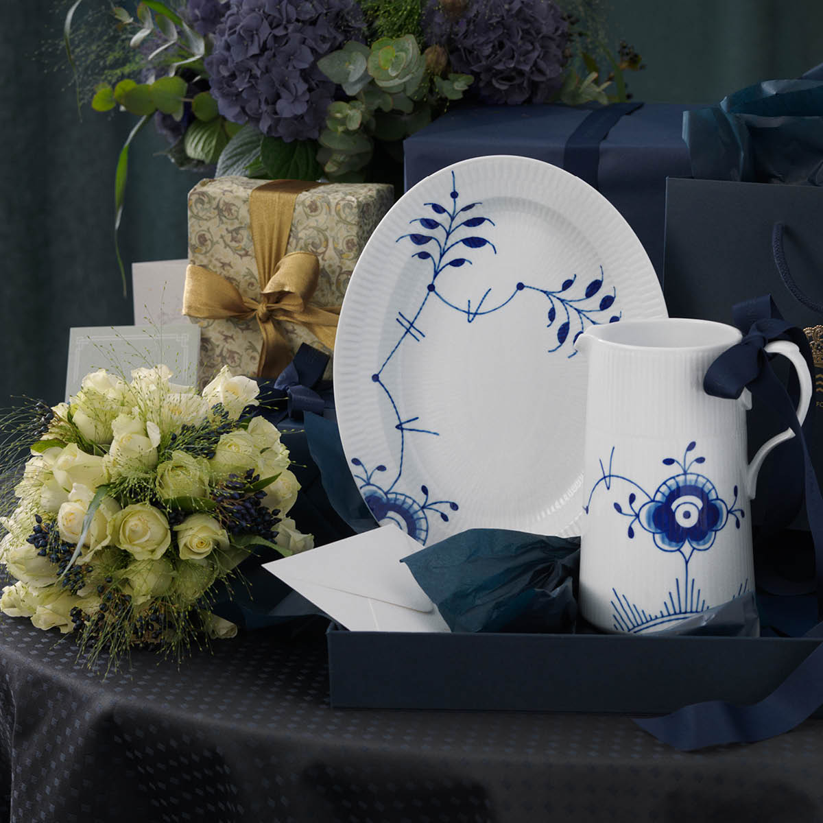 Blue Fluted Mega Fat oval 30,5 cm