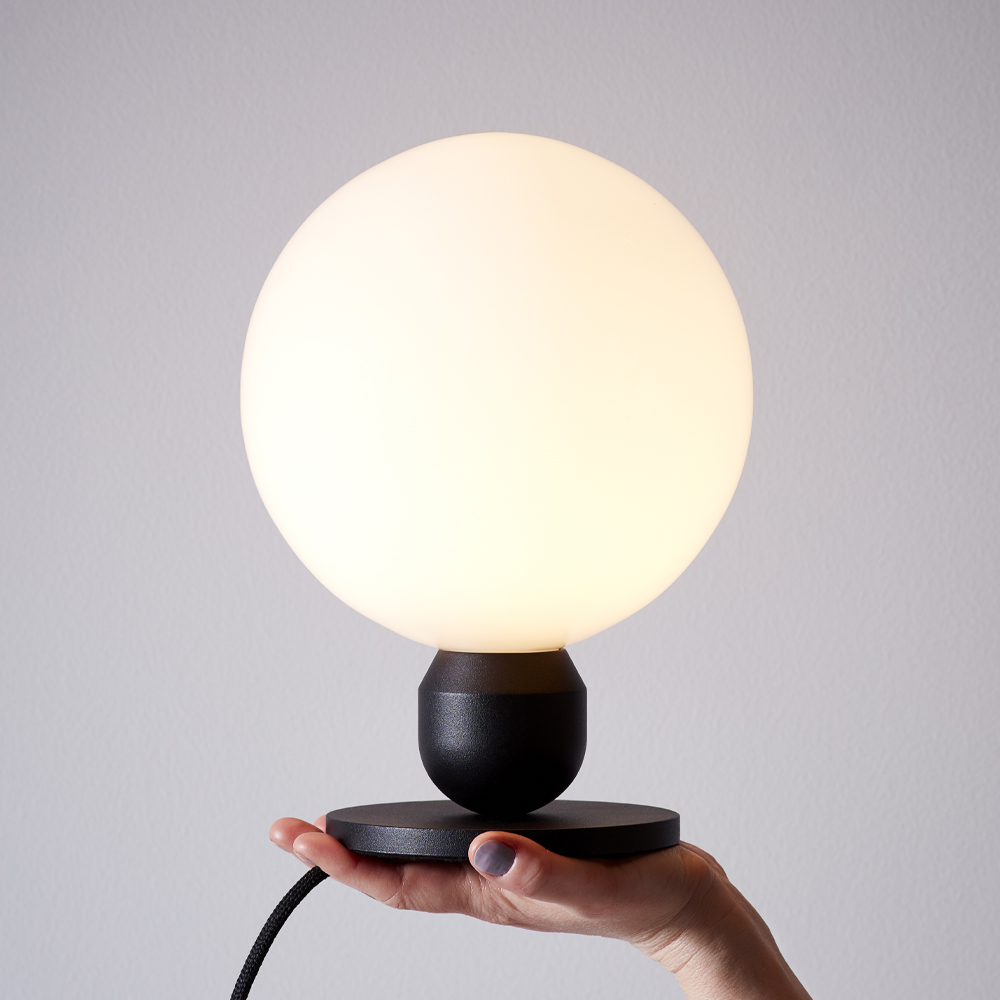 Atom Bordslampa Svart