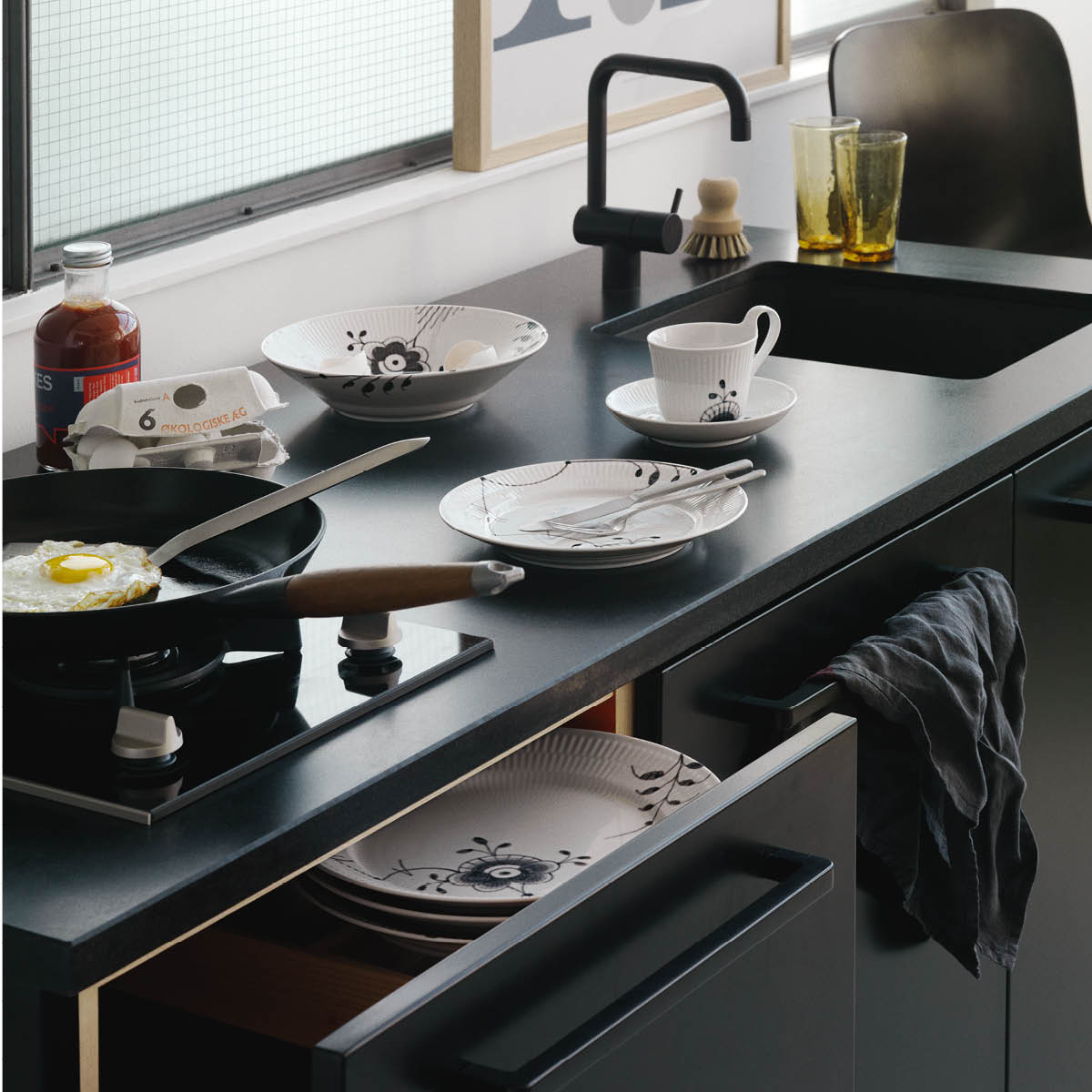 Black Fluted Mega Tallrik 27 cm dekor 6