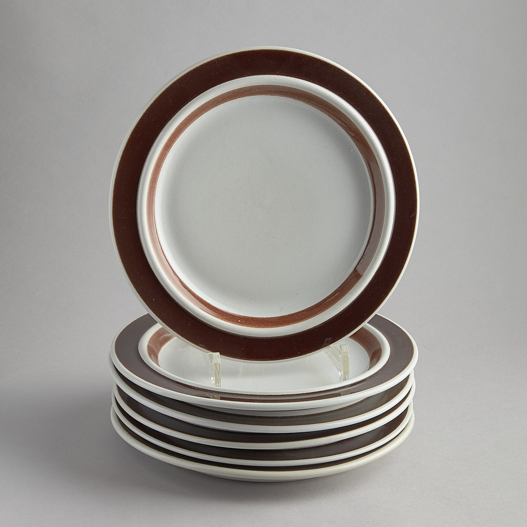 Tallrikar med brun dekor