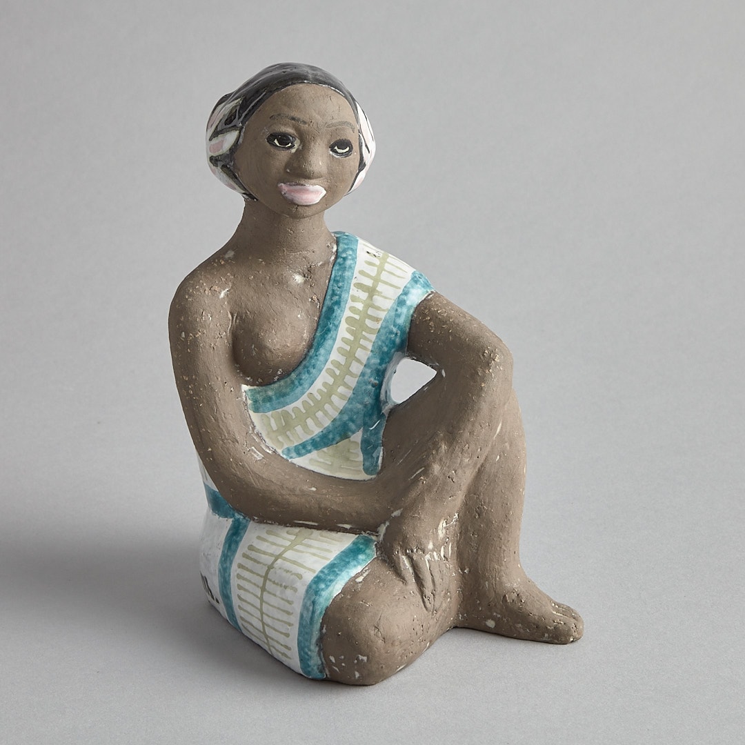 Mari Simmulson Sittande kvinna