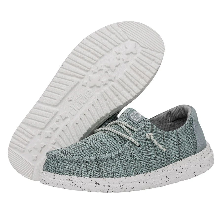 Lightweight sports shoes