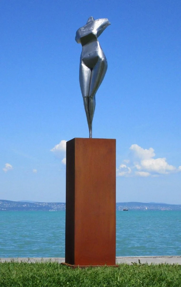 Casa Padrino escultura de metal de decoraci¨®n de jard¨ªn XXL mujer sobre columna plata / ¨®xido A. 205 cm