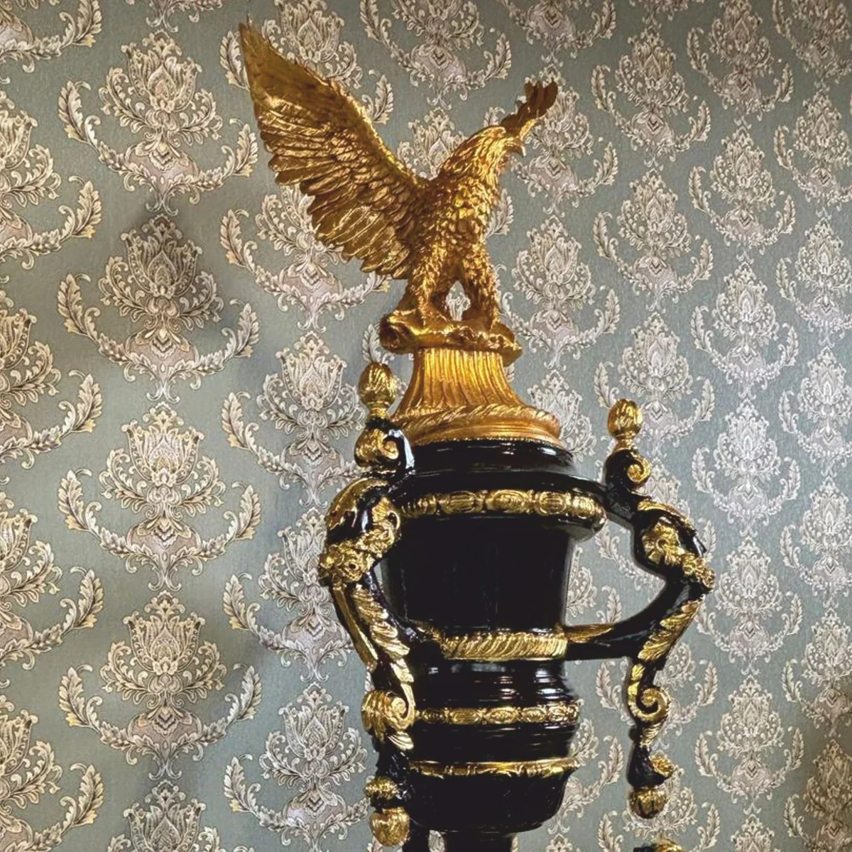 Casa Padrino columna barroco con jarrón y águila negro / oro A. 260 cm - Muebles barrocos