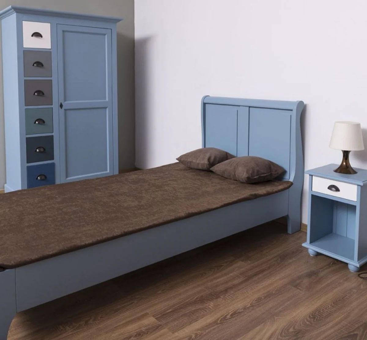 Casa Padrino conjunto de muebles para habitación infantil de estilo campestre azul claro / blanco / multicolor - 1 Cama Individual y 1 Guardarropa y 1 Mesita de Noche - Muebles estilo campestre