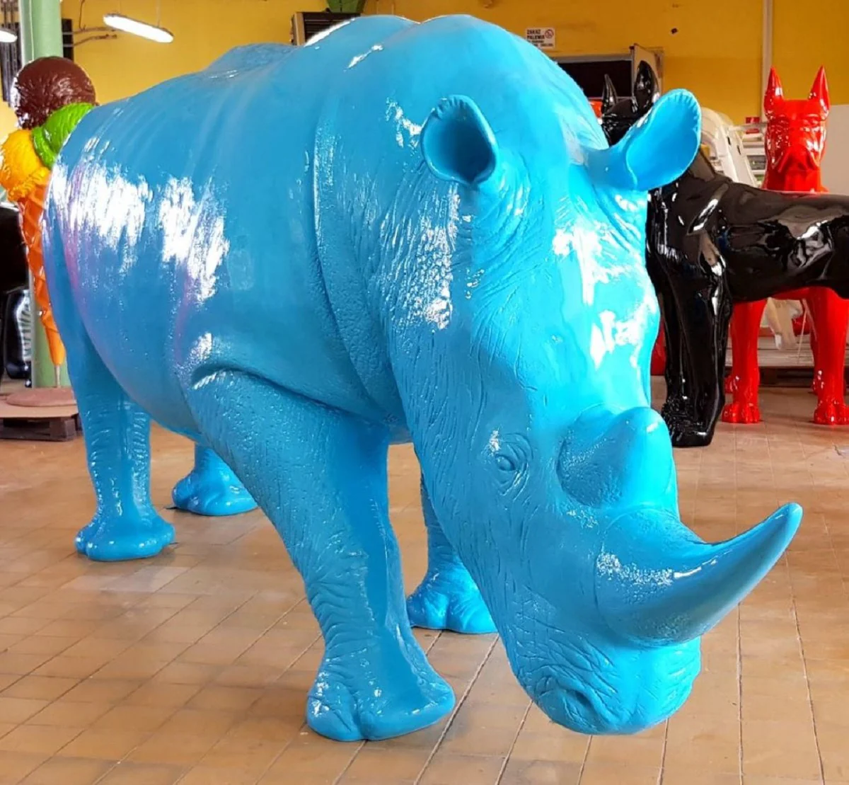 Casa Padrino escultura decorativa XXL rinoceronte azul claro 340 cm - Figura de jard¨ªn de tama?o natural