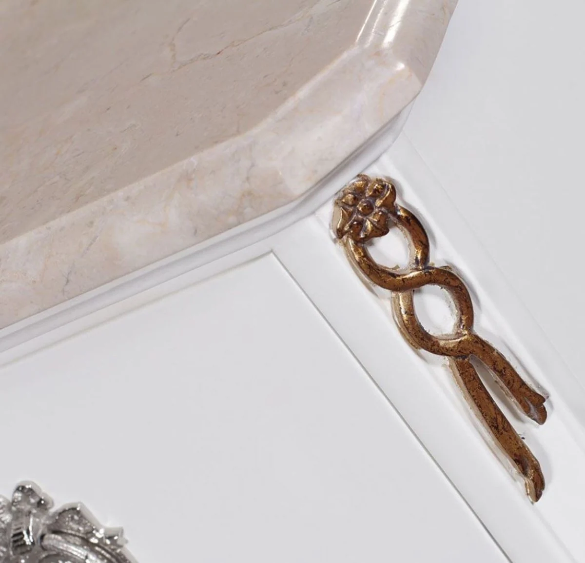 Casa Padrino mesita de noche barroco de lujo blanco / crema / oro antiguo / plata - Mesita de noche de madera maciza hecha a mano con tapa de mármol - Muebles de dormitorio barrocos