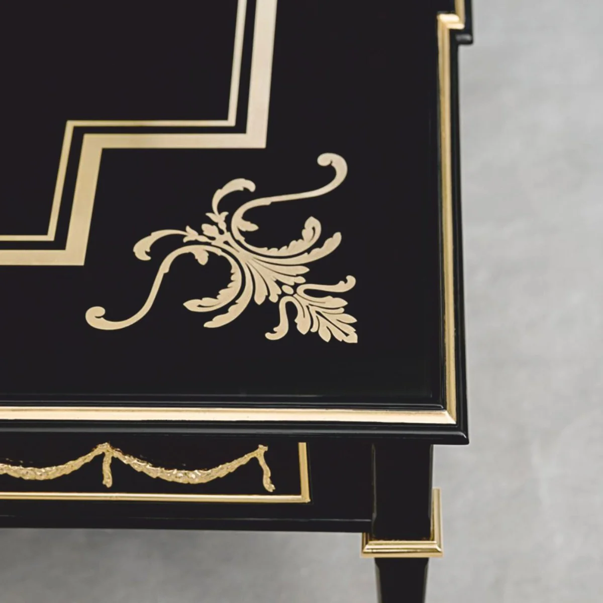 Casa Padrino mesa de centro barroco de lujo con tapa de vidrio negro / oro 127 cm - Hecho en Italia