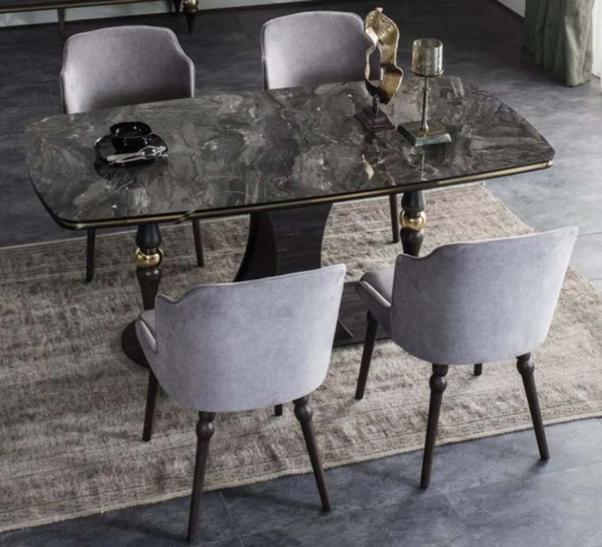 Casa Padrino conjunto de comedor Art Deco de lujo gris / negro / lat¨®n - 1 Mesa de Comedor con Sobre de Vidrio en Aspecto M¨¢rmol y 4 Sillas de Comedor - Muebles de Comedor Art Deco