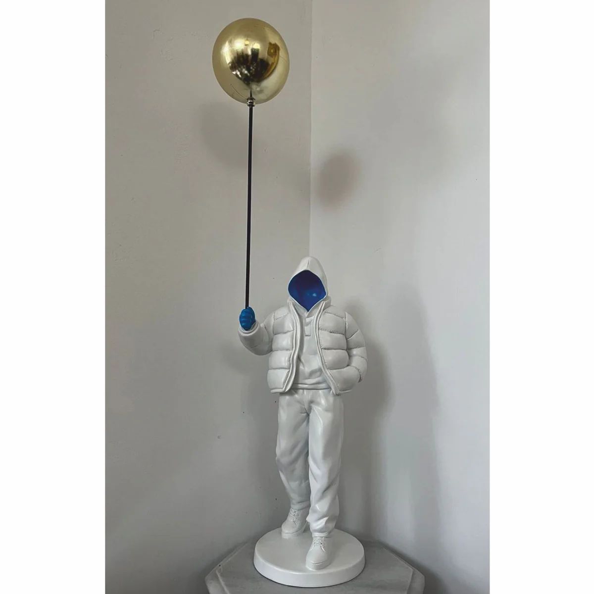 Casa Padrino escultura decorativa ni?o con globo blanco / azul / oro A. 80 cm