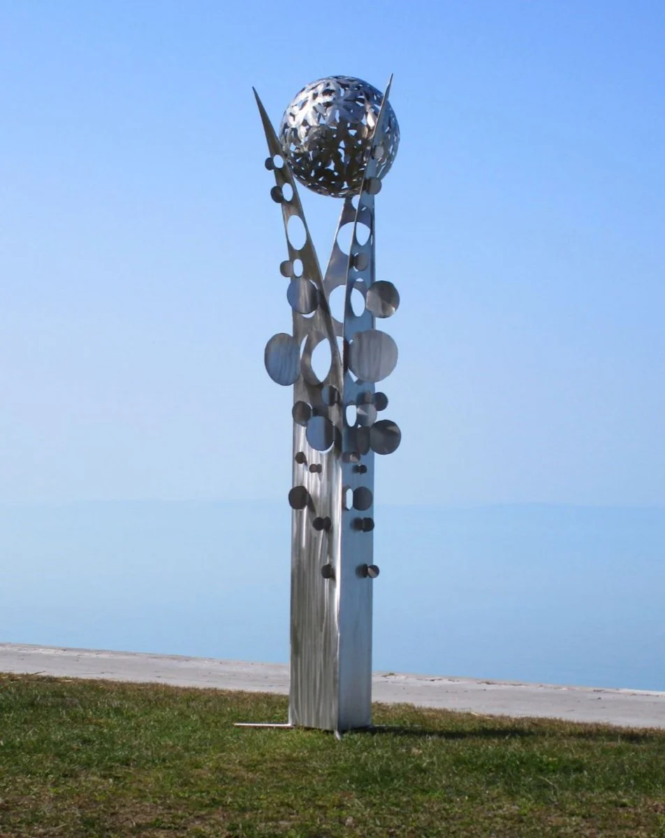 Casa Padrino escultura de jardín de acero inoxidable de diseño columna con bola plata 75 x 70 x A. 268 cm - Decoración de jardín hecha a mano resistente a la intemperie