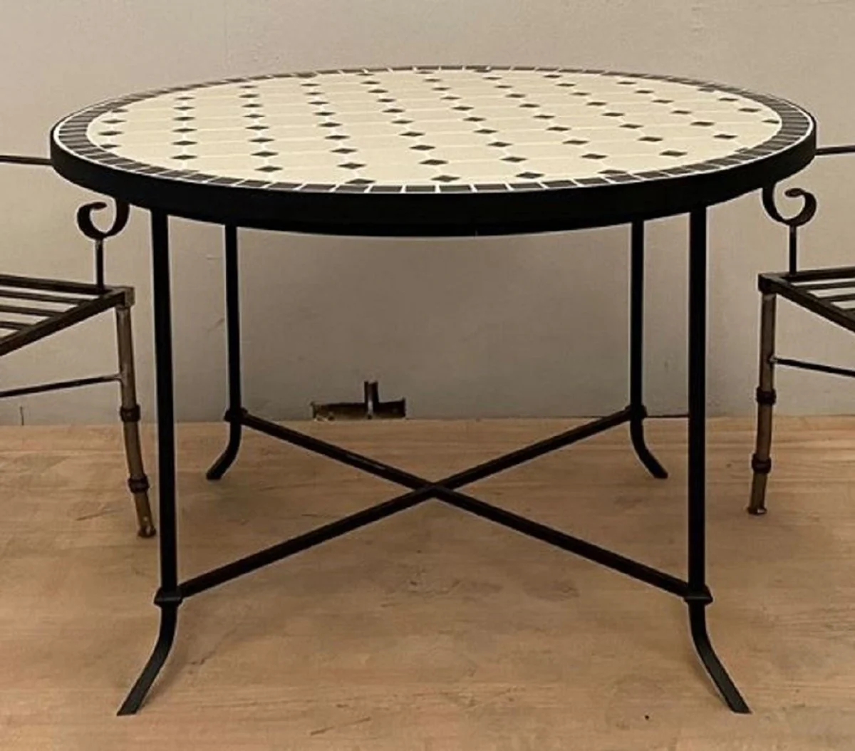 Casa Padrino mesa de comedor Art Nouveau de lujo crema / negro ? 120 x A. 75 cm - Mesa de jard¨ªn redonda de hierro forjado con tablero de mosaicos de cer¨¢mica - Muebles de jard¨ªn y comedor