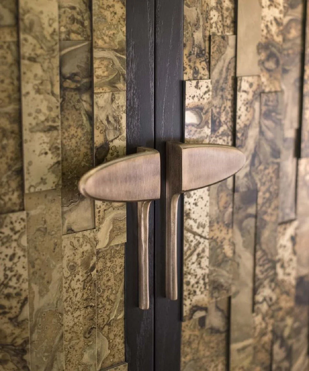 Casa Padrino armario bar de dise?o marr¨®n oscuro / oro / lat¨®n 100 x 46 x A. 166 cm - Armario de madera maciza con 2 puertas - Muebles de sala de estar - Muebles de Hotel - Colecci¨®n de Lujo