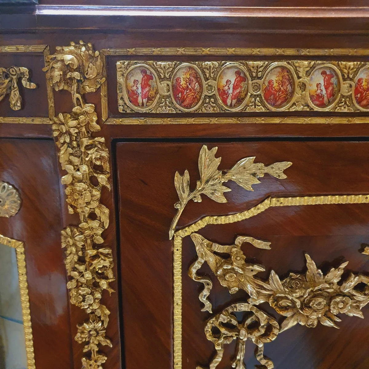 Espléndida cómoda / vitrina barroca en marrón / dorado de Casa Padrino 145 cm - Mueble Armario Aparador