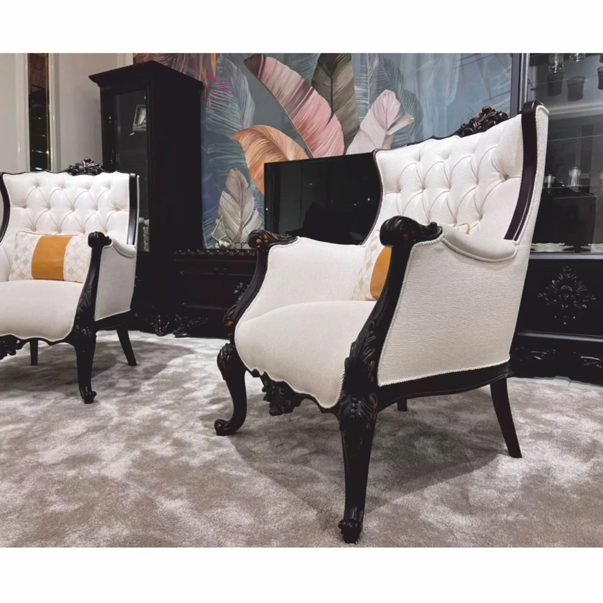 Casa Padrino sill¨®n de sal¨®n barroco de lujo plata / negro / plata - Sill¨®n de estilo barroco hecho a mano con coj¨ªn decorativo - Muebles de sal¨®n barrocos