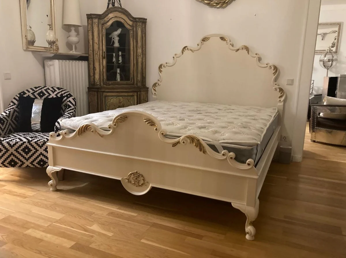Casa Padrino cama de matrimonio barroco con colchón crema / oro - Magnífica cama de madera maciza - Muebles de dormitorio en estilo barroco - Muebles barrocos - Noble y Magnífico