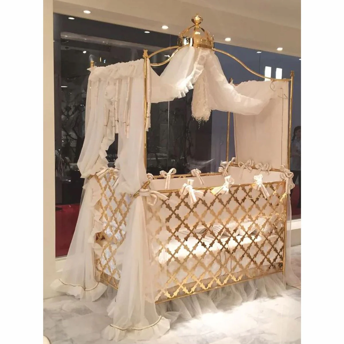 Casa Padrino cama de beb¨¦ barroco de lujo con corona oro 150 x 80 x A. 245 cm - Hecho en Italia