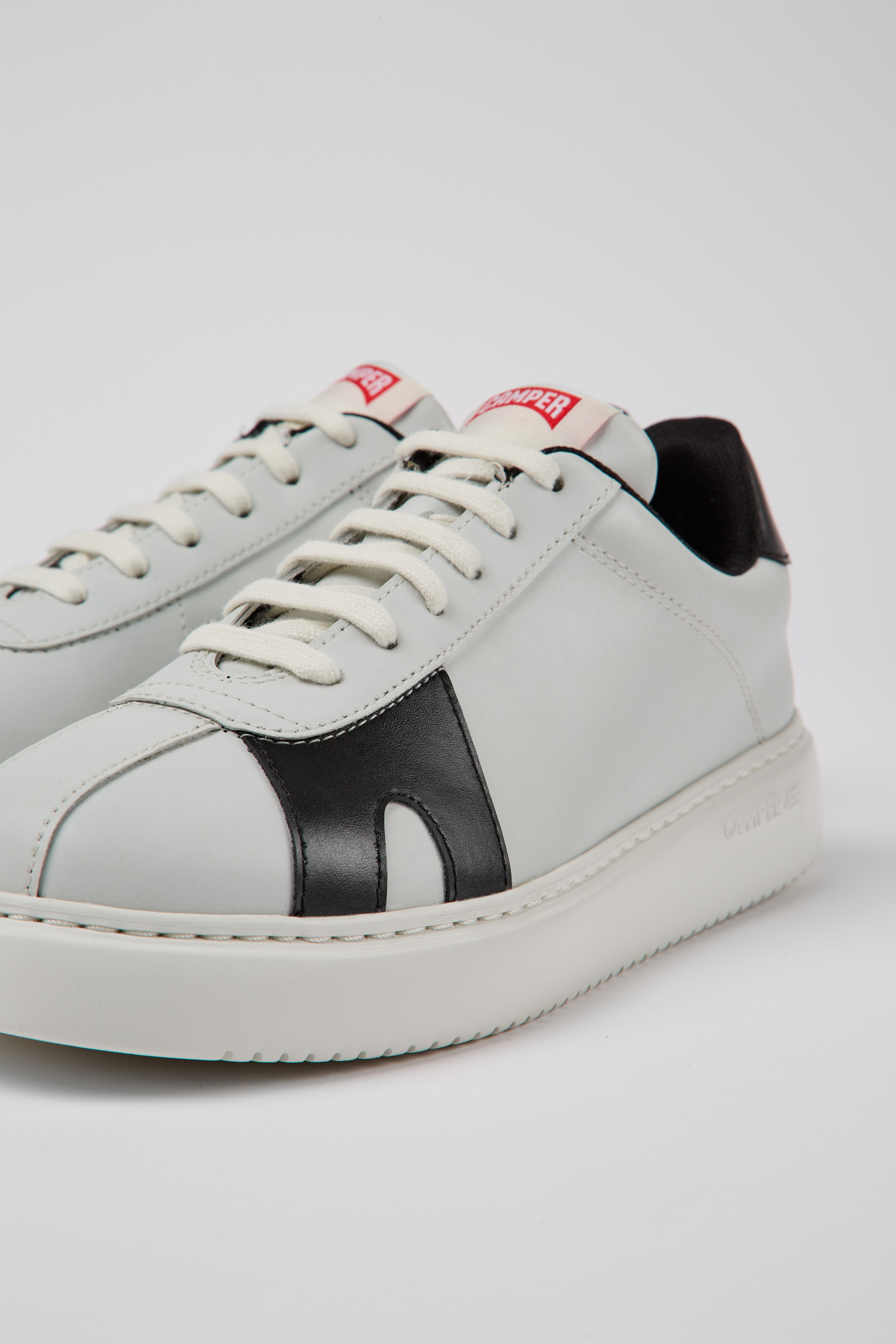 Runner K21 MIRUM - White and black sneakers for women