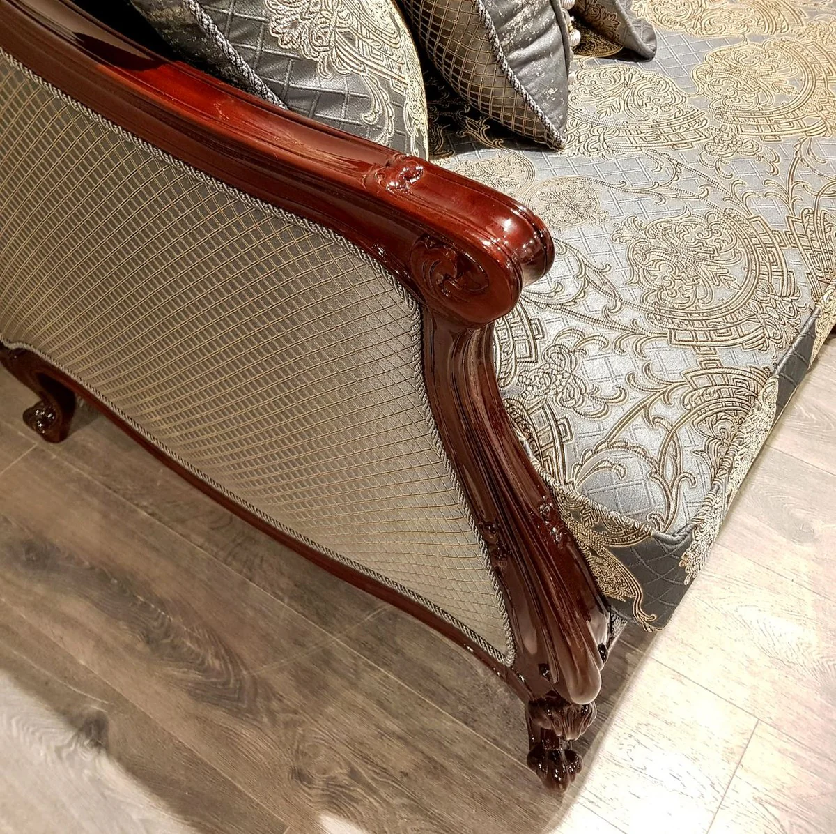 Casa Padrino sof¨¢ barroco de lujo plata / beige / marr¨®n oscuro - Magn¨ªfico sof¨¢ de sal¨®n con patr¨®n elegante - Muebles Barrocos