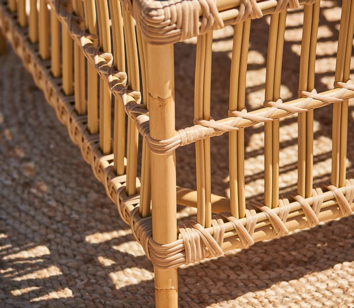 Casa Padrino mesa de jardín de lujo natural 60 x 60 x A. 43 cm - Mesita de jardín y terraza resistente a la intemperie con tapa de vidrio - Muebles de jardín y terraza modernos - Colección de Lujo