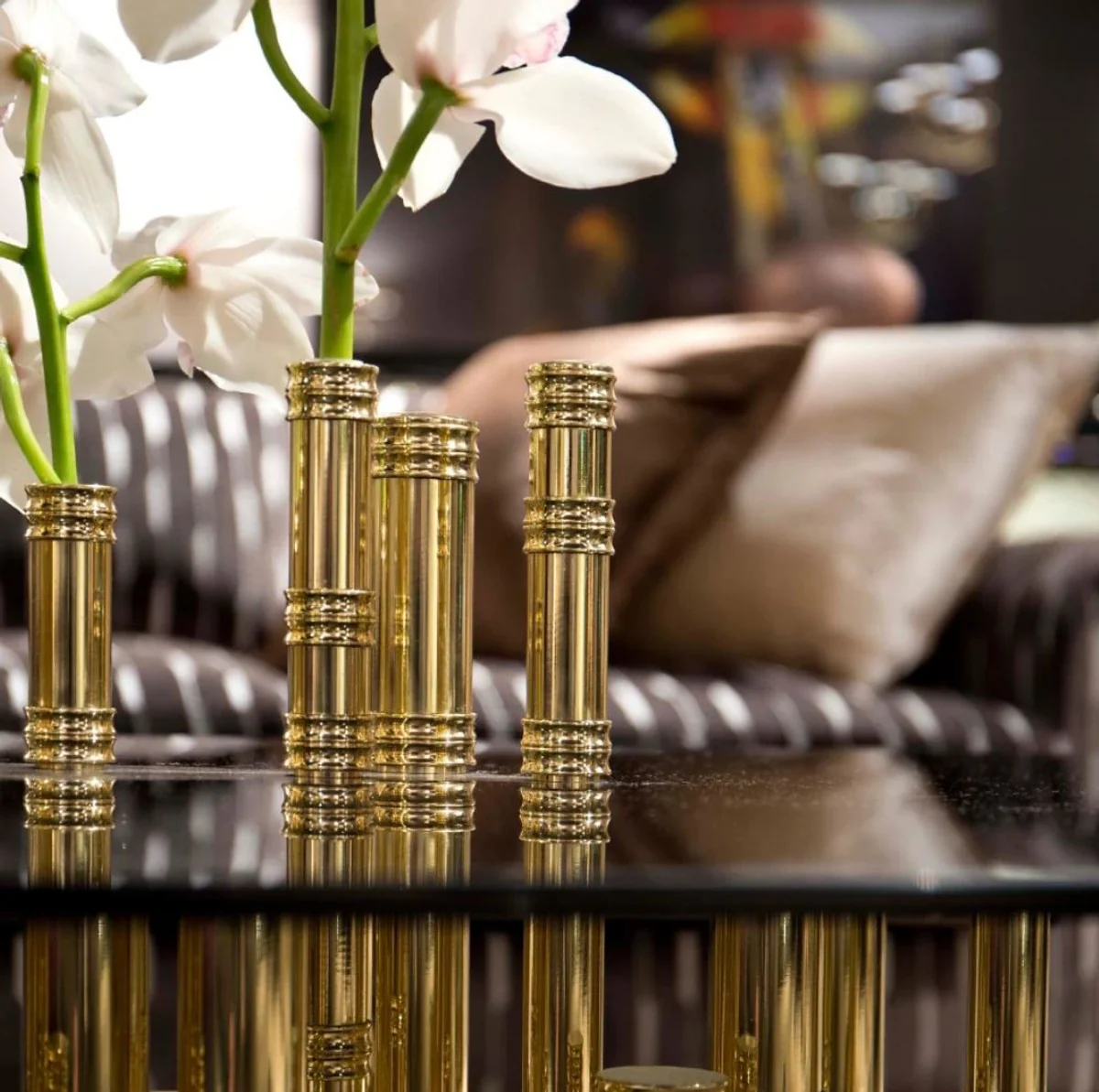 Casa Padrino mesa auxiliar de dise?o de lujo bamb¨² oro / negro / blanco 70 x 45 x A. 40 cm - Mesita de noche de lat¨®n chapado en oro con tapa de vidrio y l¨¢mpara de mesa integrada - Muebles de Hotel