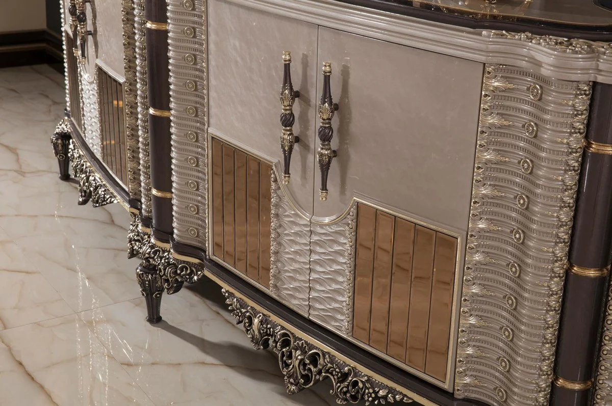 Casa Padrino conjunto de muebles barrocos de lujo gris / marrón / oro - 1 Aparador Barroco con 4 Puertas y 1 Espejo de Pared Barroco - Muebles Barroco Hechos a Mano - Noble y Magnífico