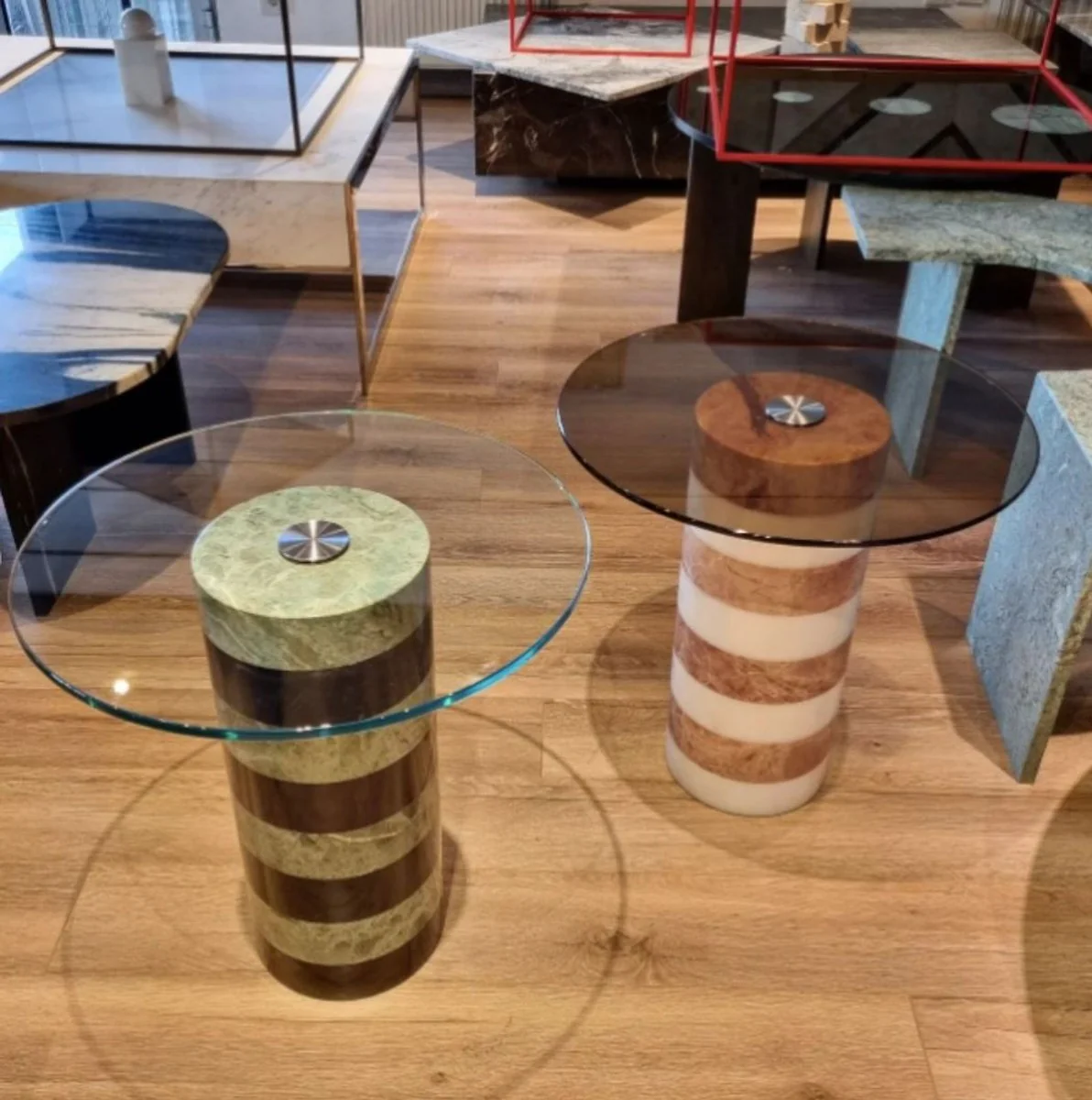 Casa Padrino mesa auxiliar de lujo marr¨®n / blanco ? 48 x A. 50 cm - Mesa redonda de m¨¢rmol con tapa de vidrio - Muebles de sal¨®n - Muebles de lujo - Muebles de m¨¢rmol - Interior de lujo