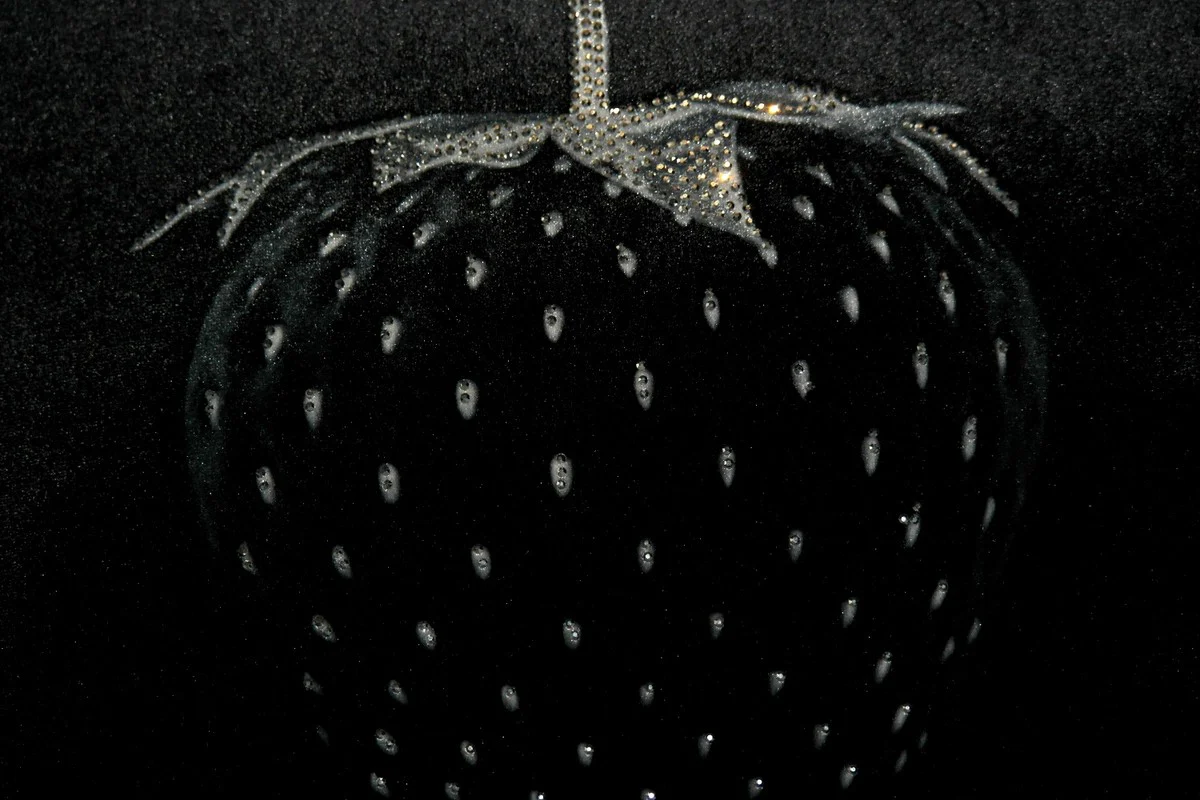 Casa Padrino Almohada Decorativo de Lujo Fresa con Piedras Brillantes Bling Bling Negro / Plata 45 x 45 cm - Tejido de Terciopelo Más Fino - Accesorios de Decoración de Lujo