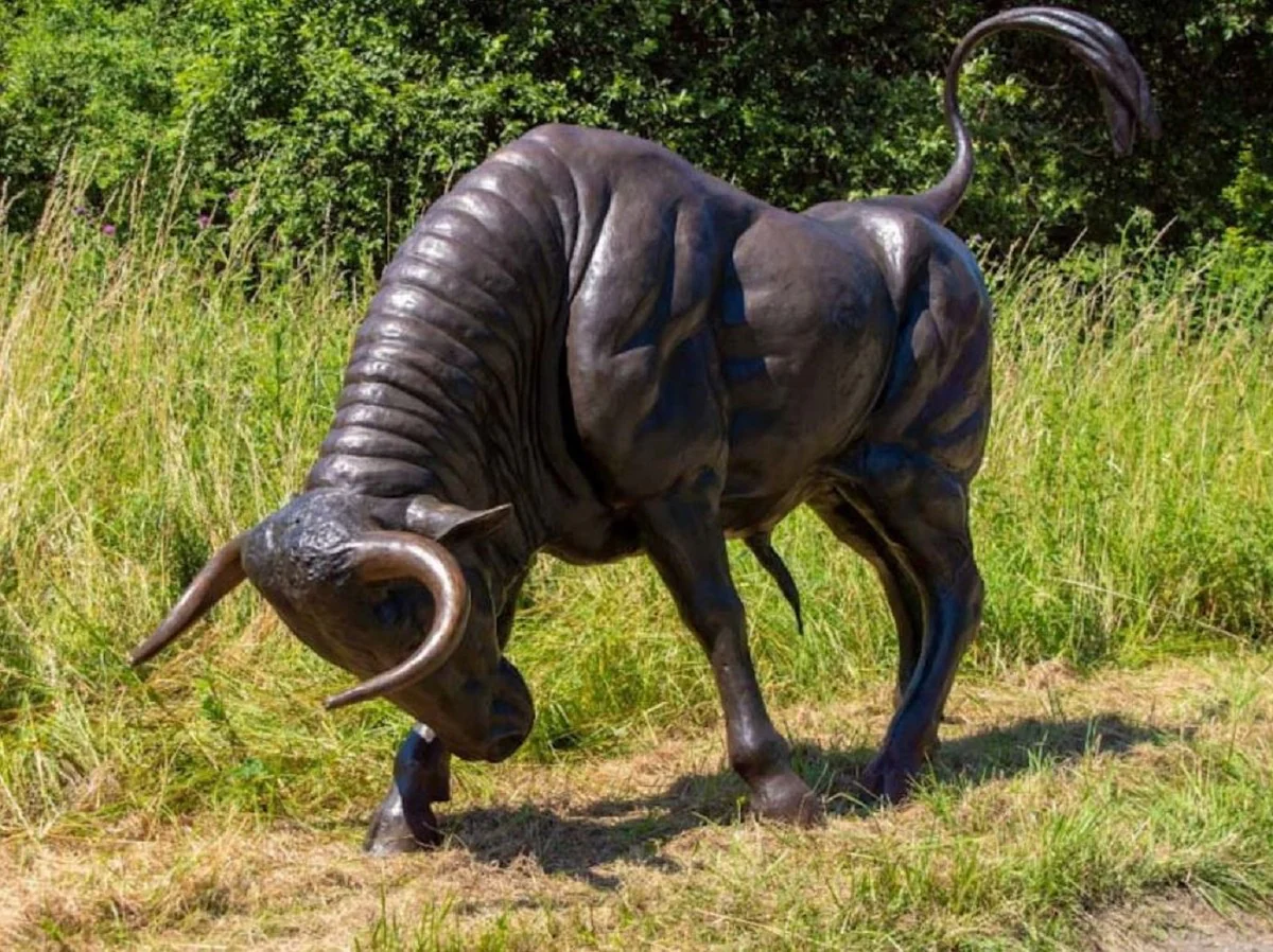 Casa Padrino escultura decorativa de bronce de lujo toro 230 x 58 x A. 142 cm - Enorme escultura de bronce - Figura animal tamaño natural - Figura de toro de bronce XXL - Escultura de jardín XXL