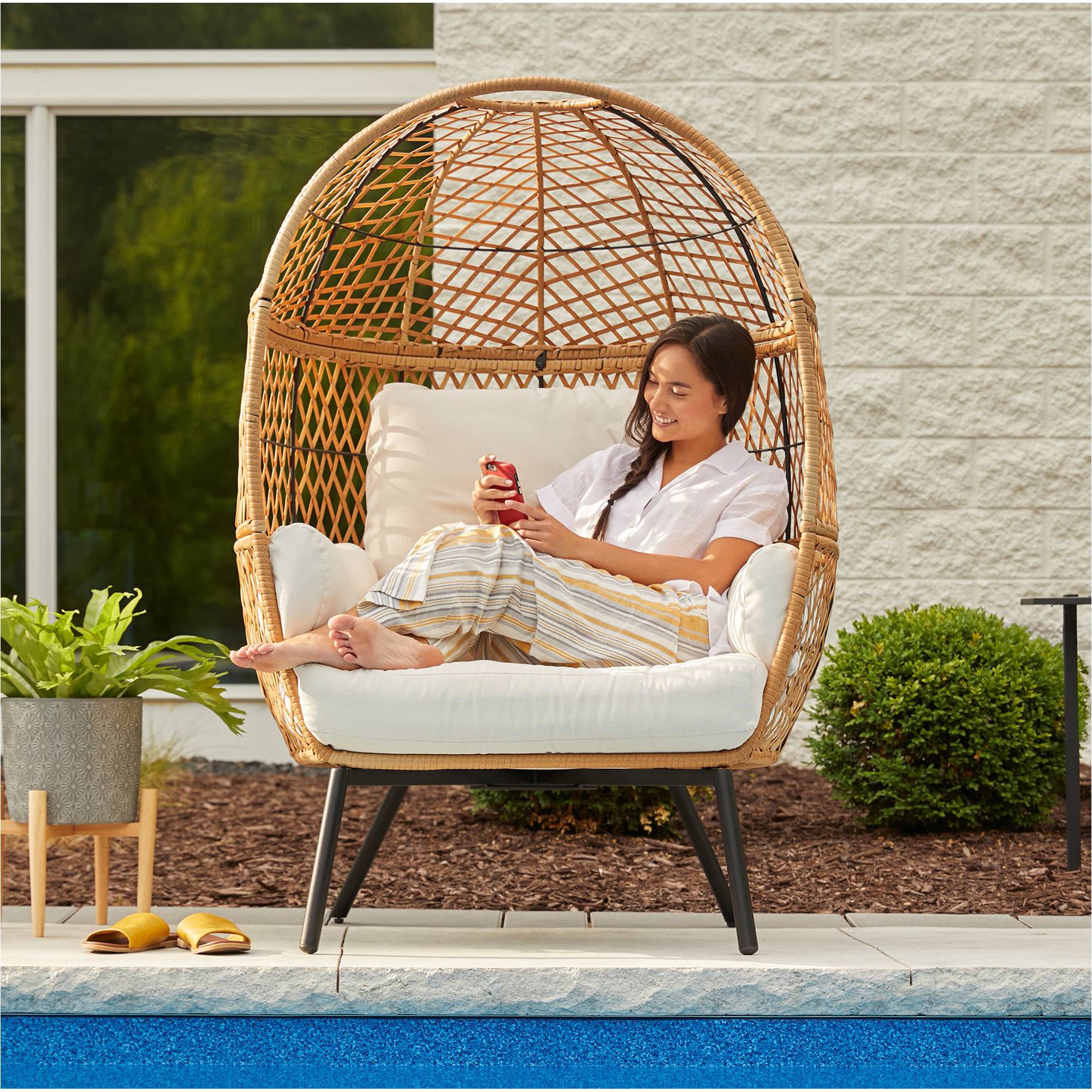 Outdoor Egg Chair adds stylish and comfortable seating