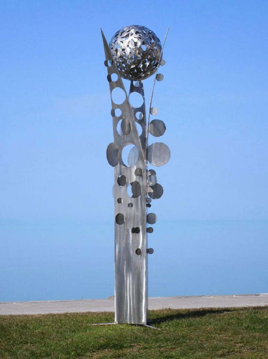 Casa Padrino escultura de jardín de acero inoxidable de diseño columna con bola plata 75 x 70 x A. 268 cm - Decoración de jardín hecha a mano resistente a la intemperie