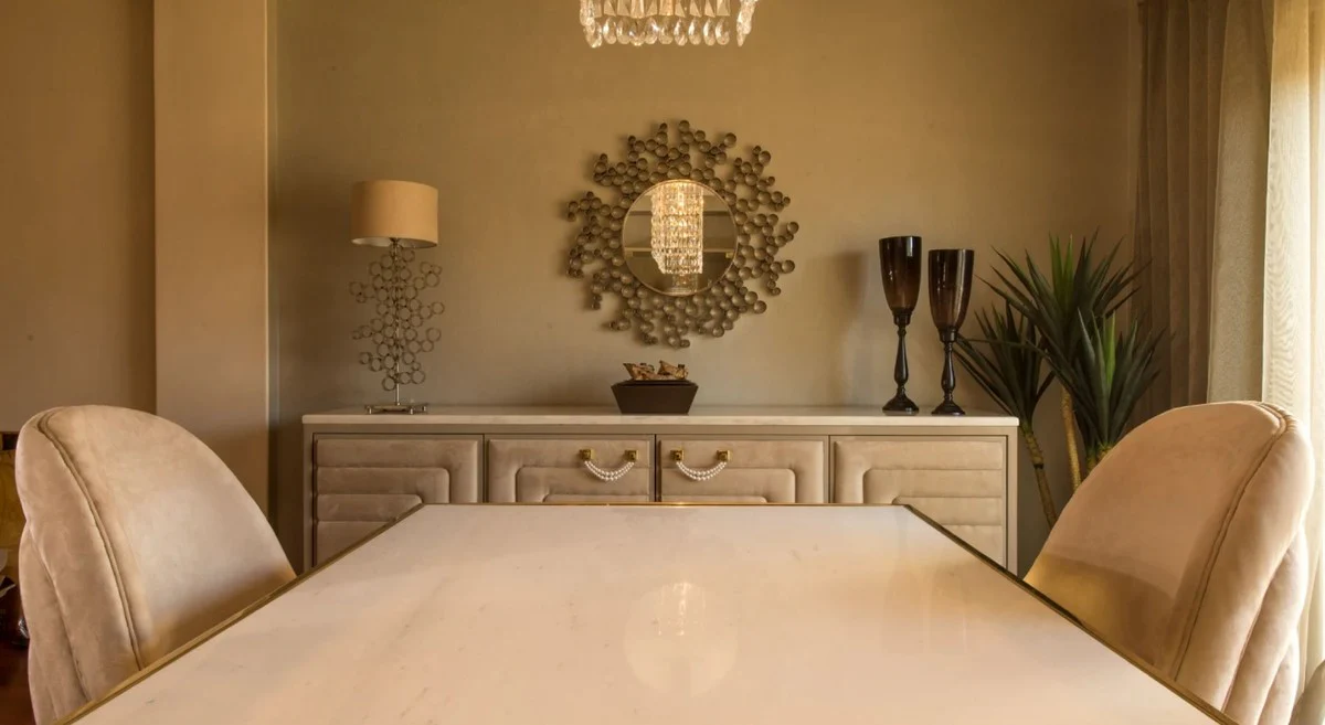 Casa Padrino mesa de comedor de lujo oro / taupe / blanco 200 x 110 x A. 78 cm - Mesa de comedor moderna con tapa de m¨¢rmol Estremoz - Mobiliario de Hotel - Calidad de Lujo - Hecho en Italia