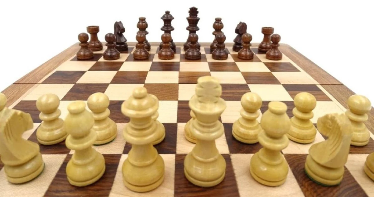 Casa Padrino conjunto de ajedrez de lujo marrón / beige 30 x 30 cm - Ajedrez de madera plegable - Tablero de ajedrez de madera con piezas de ajedrez de madera - Accesorios de lujo