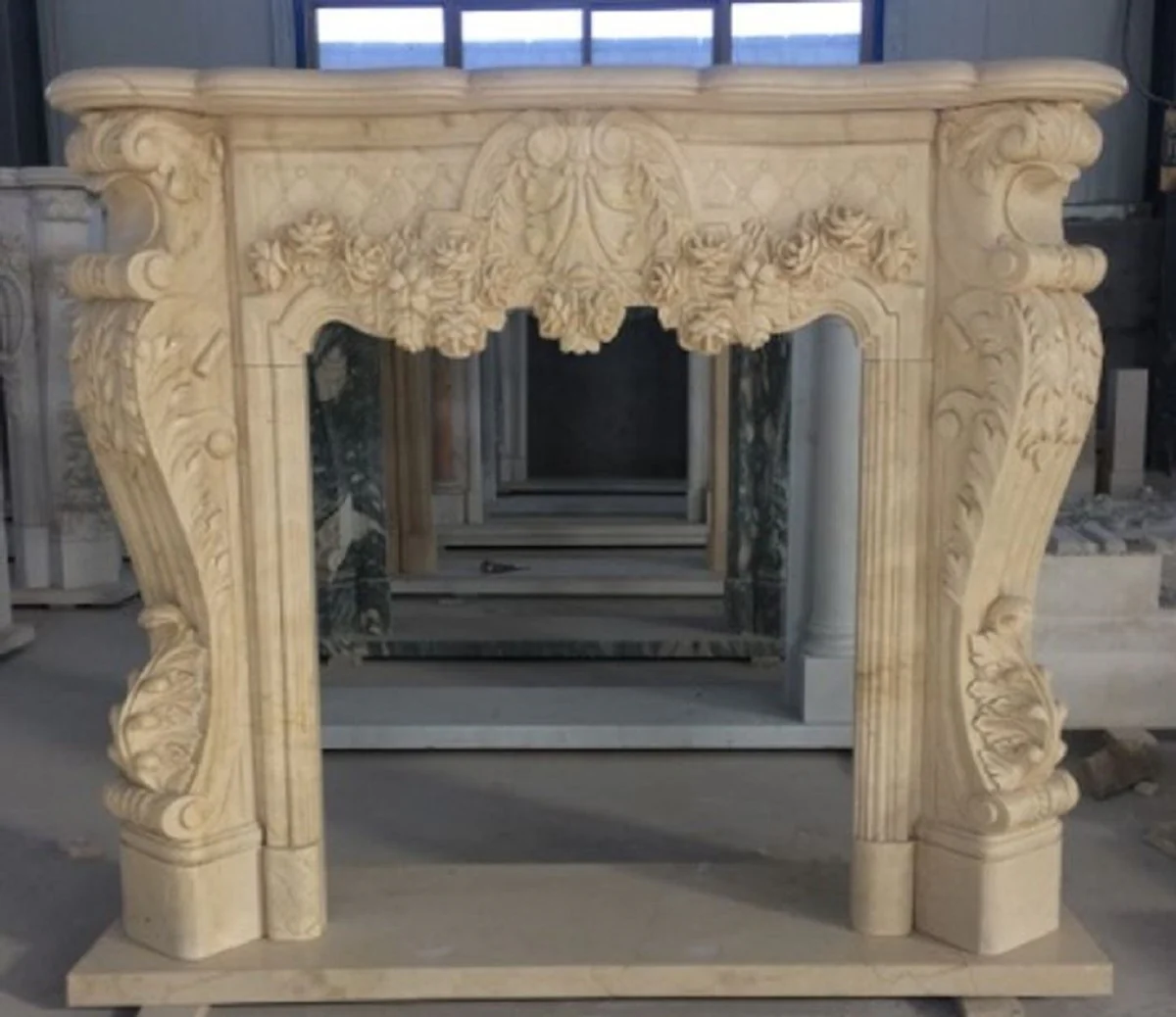Casa Padrino marco de chimenea de m¨¢rmol barroco de lujo crema 130 x A. 120 cm