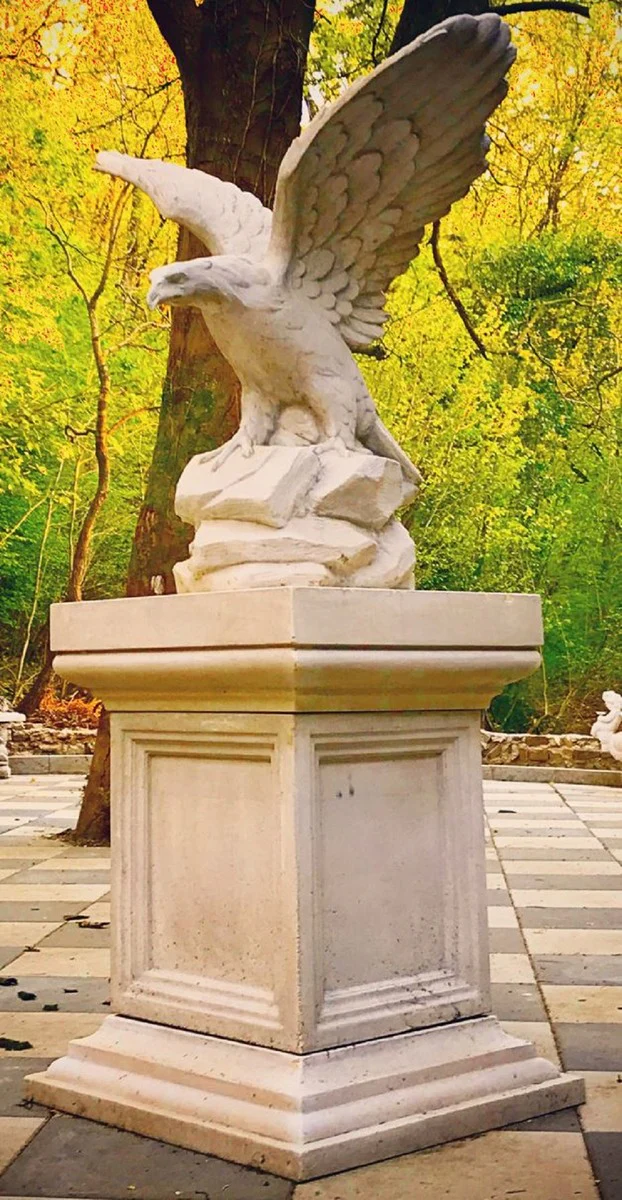 Casa Padrino escultura de águila para decoración de jardín con base barroco blanco 110 x 70 x A. 233 cm - Figura de decoración de jardín - Accesorios de Decoración Jardín y Terraza