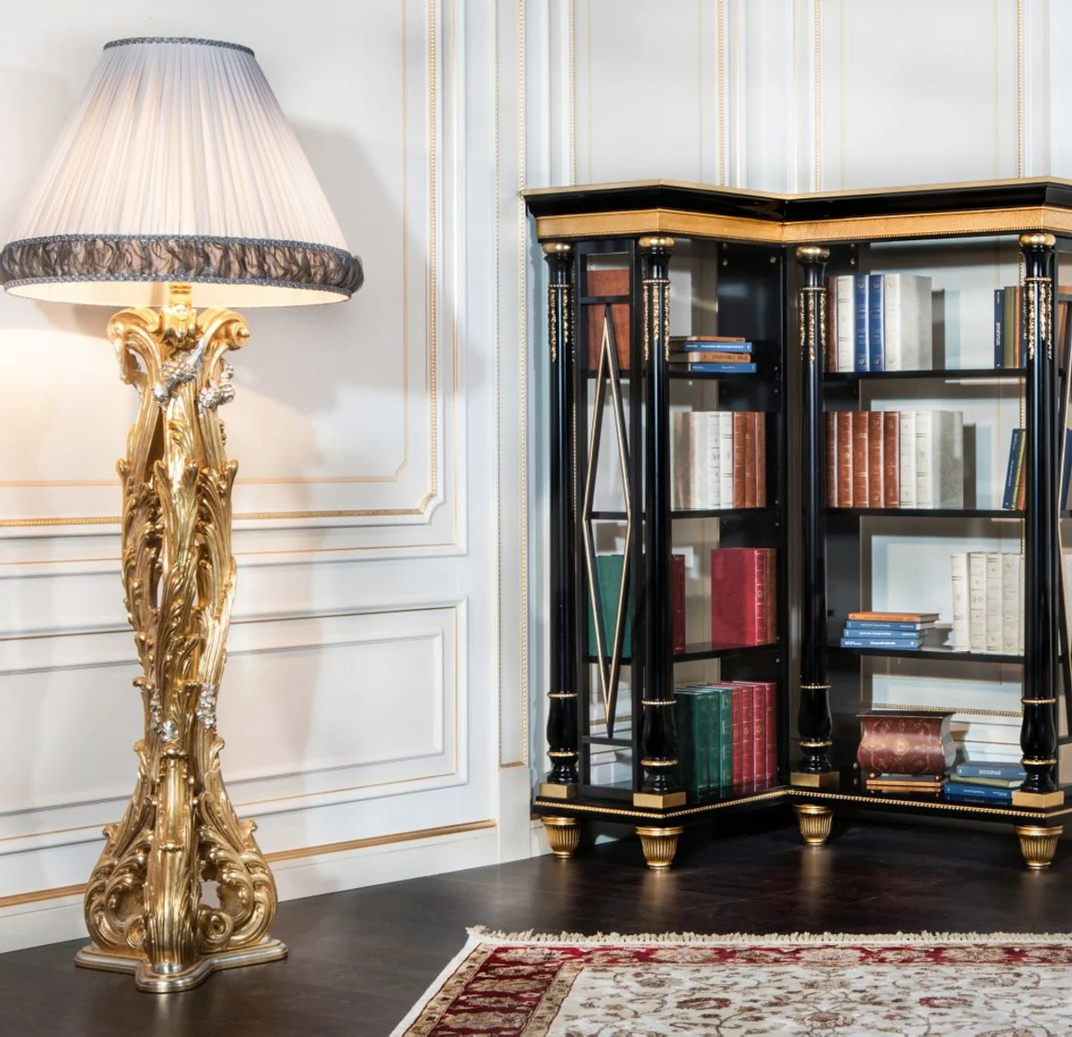 Casa Padrino lámpara de pie barroco de lujo oro / plata / blanco - Magnífica lámpara de pie de madera maciza tallada a mano - Mobiliario de Hotel - Mobiliario de Castillo - Calidad de Lujo