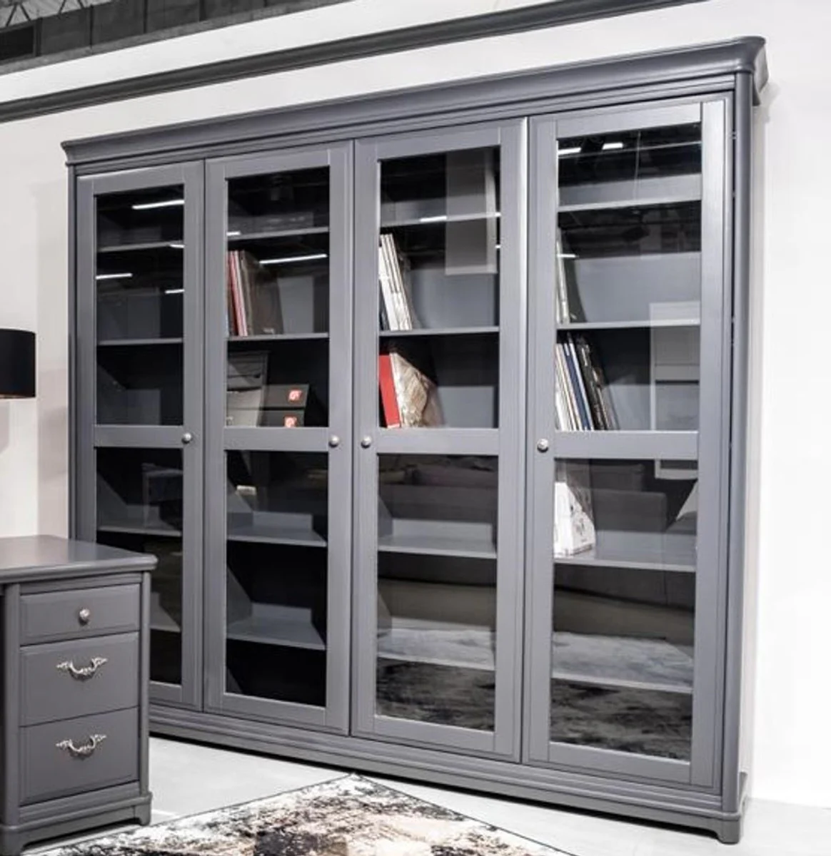 Casa Padrino armario de libros de estilo campestre con 4 puertas de vidrio gris 234,4 cm