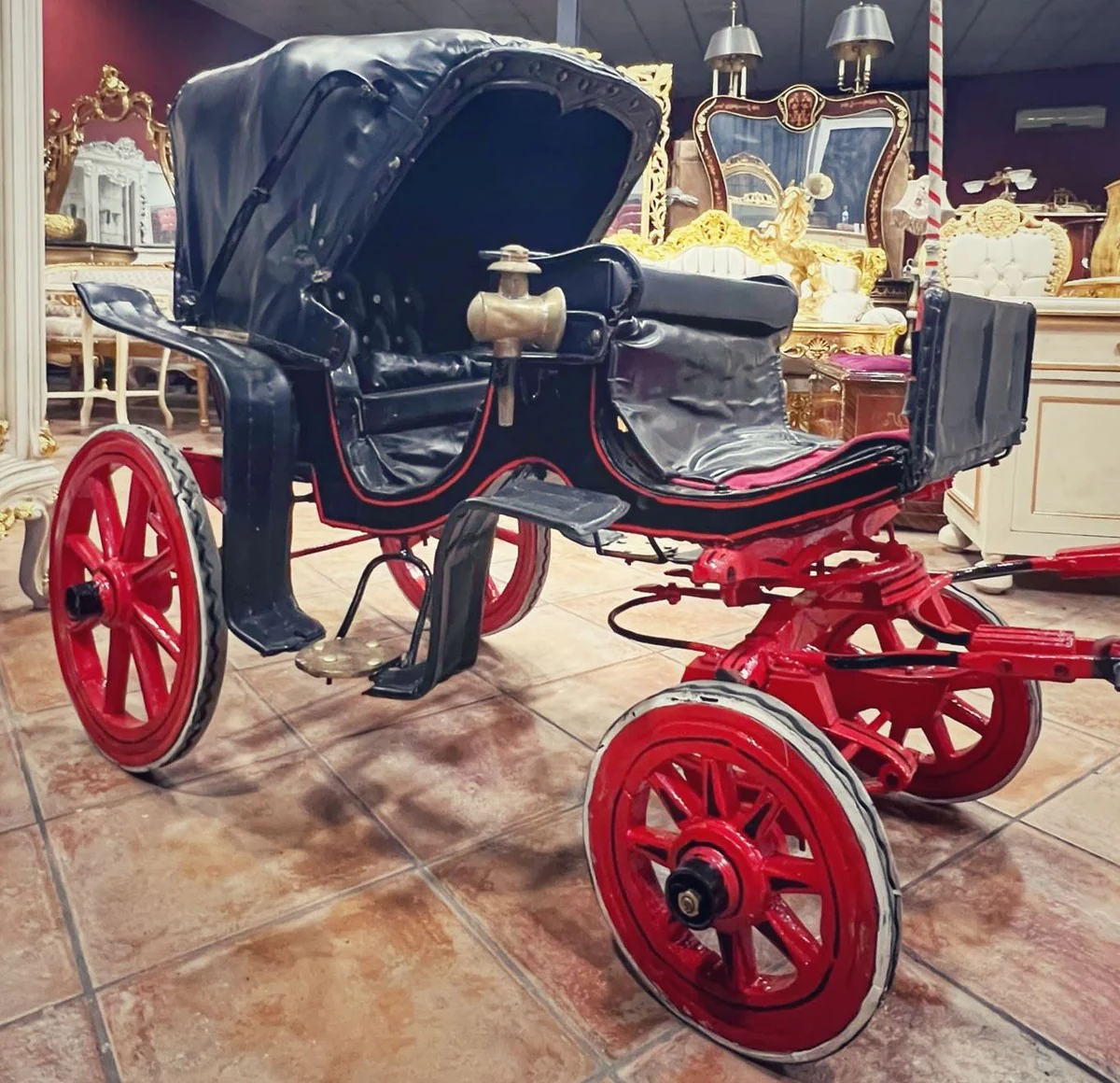 Casa Padrino carruaje infantil barroco negro / rojo - Magnífico carruaje infantil de estilo barroco - Carruaje de estilo barroco - Accesorios decorativos barrocos - Muebles barrocos